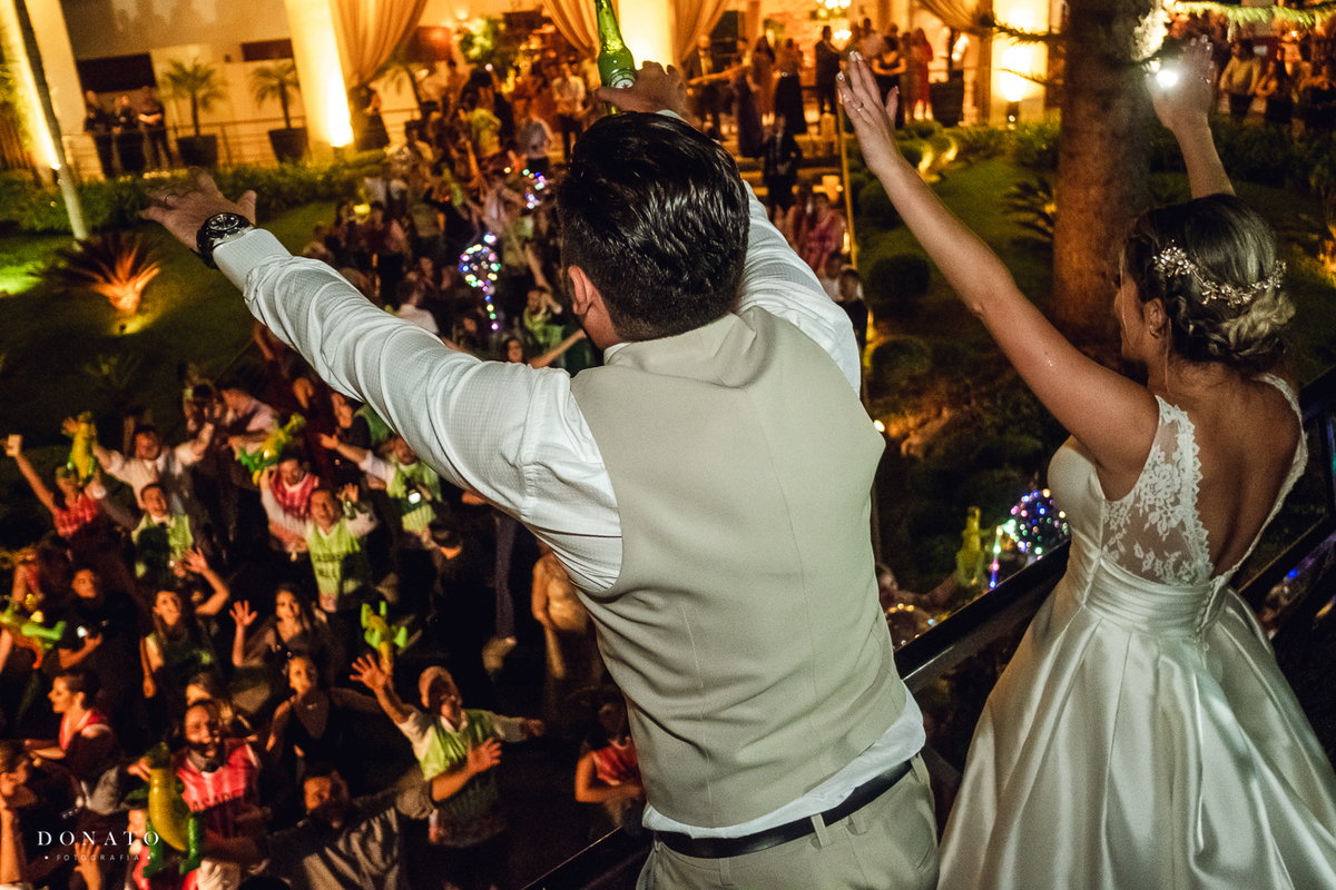 Noivos dançando encima do trio eletrico na frente da fazenda 7 lagoas.