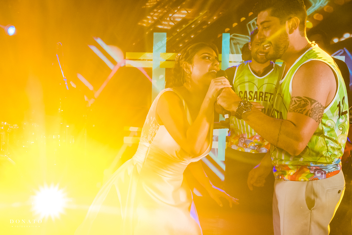 Noiva e noivos dançam no palco da balada da fazenda 7 lagoas.