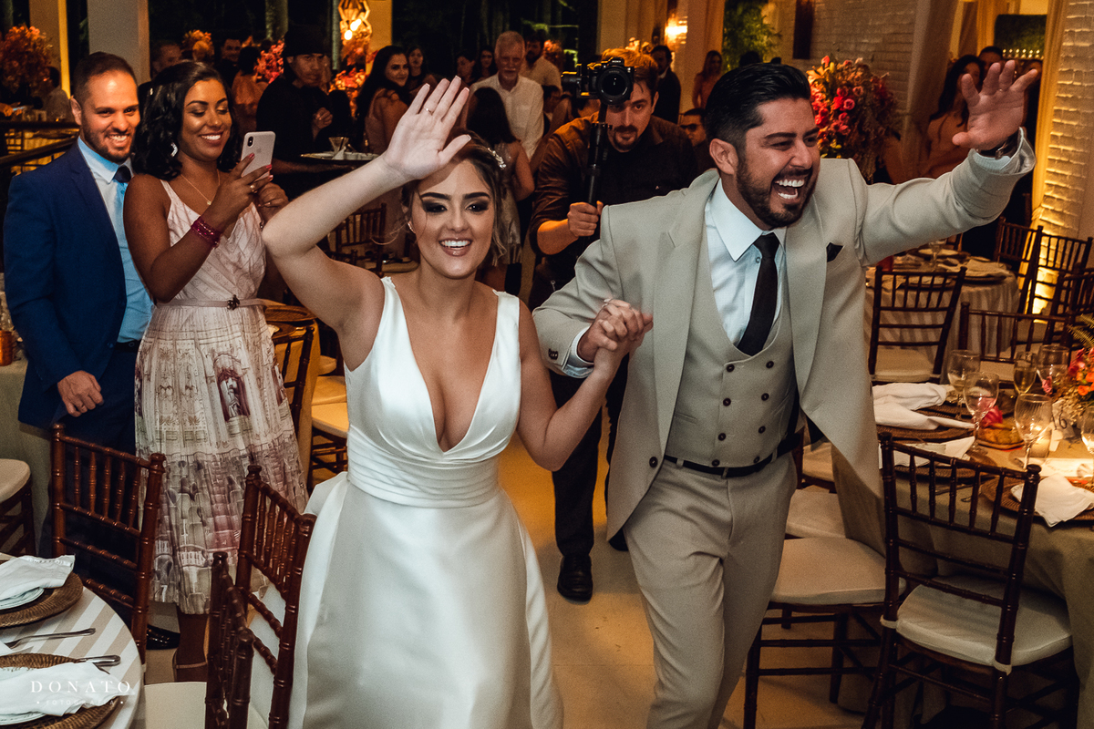 Entrada dos noivos na festa da fazenda.