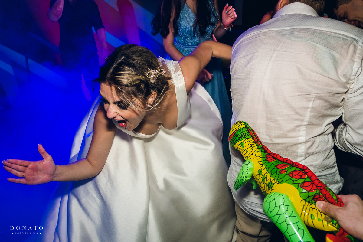 Noiva da um tapinha na bunda do noivo na festa.