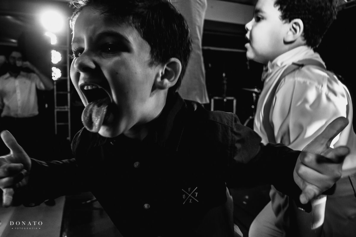 Menino mostra a lingua, na festa da fazenda 7 lagoas.