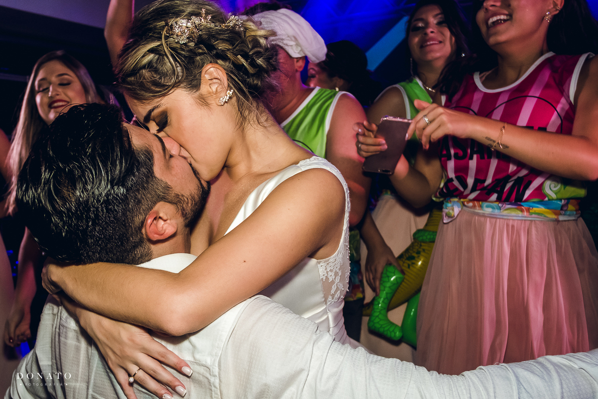Noivos se beijam na festa da fazenda 7 lagoas.