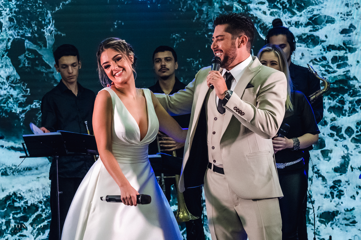 Agradecimento dos noivos na pista com a banda lumen. 