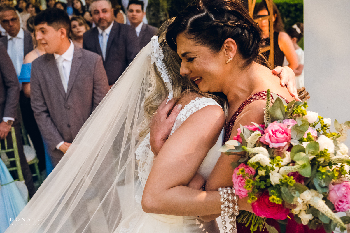 Noiva abraça a mae e chora.