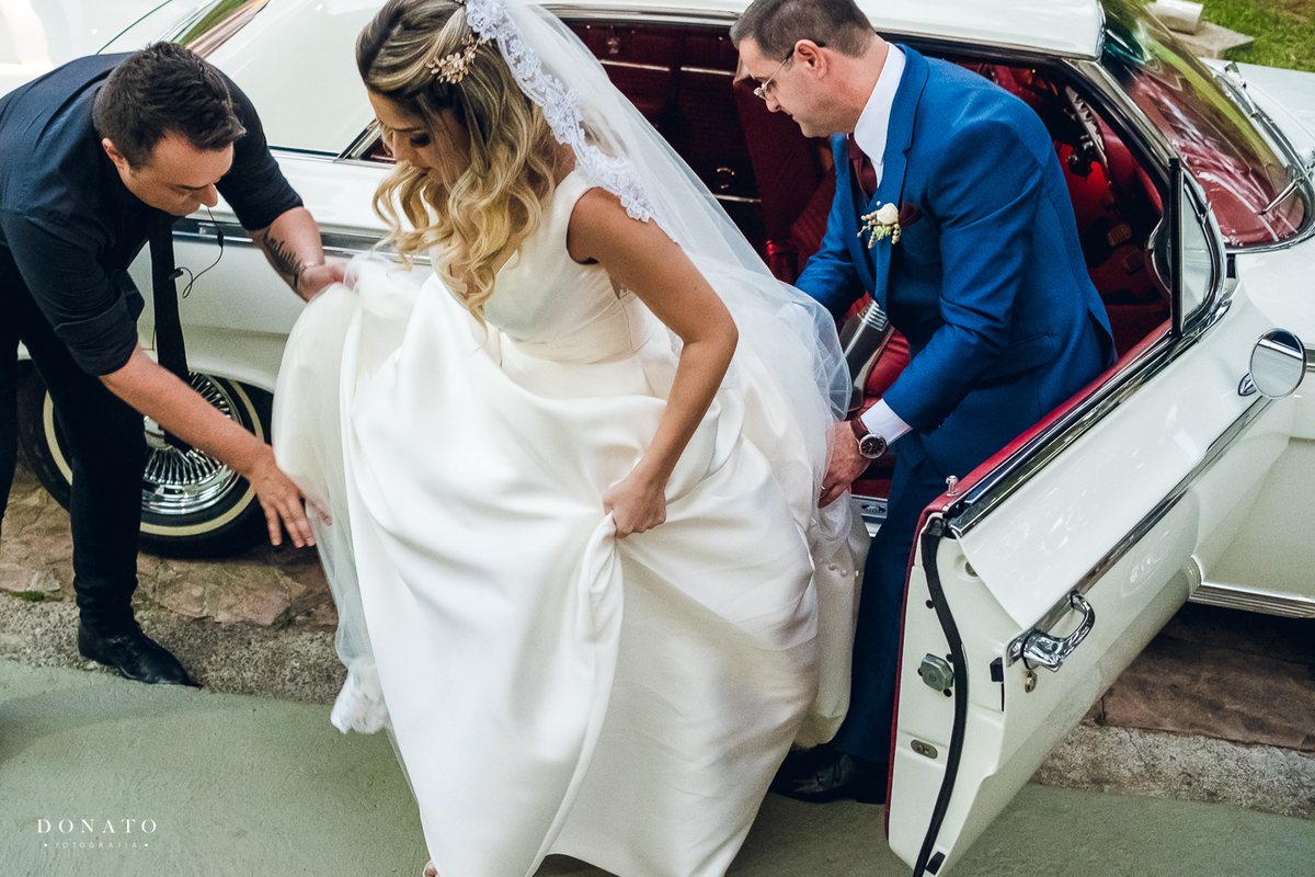 Assessoria Na Barra do meu vestido, ajuda a noiva sair do carro.