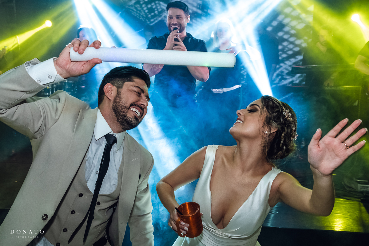 Noivos dançam na fazenda 7 lagoas.