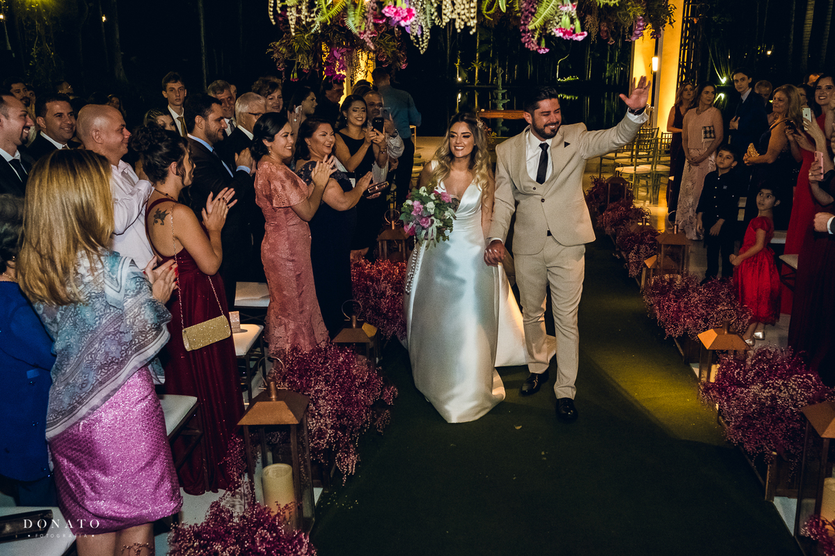 Saída dos noivos bem alegre na fazenda 7 lagoas.