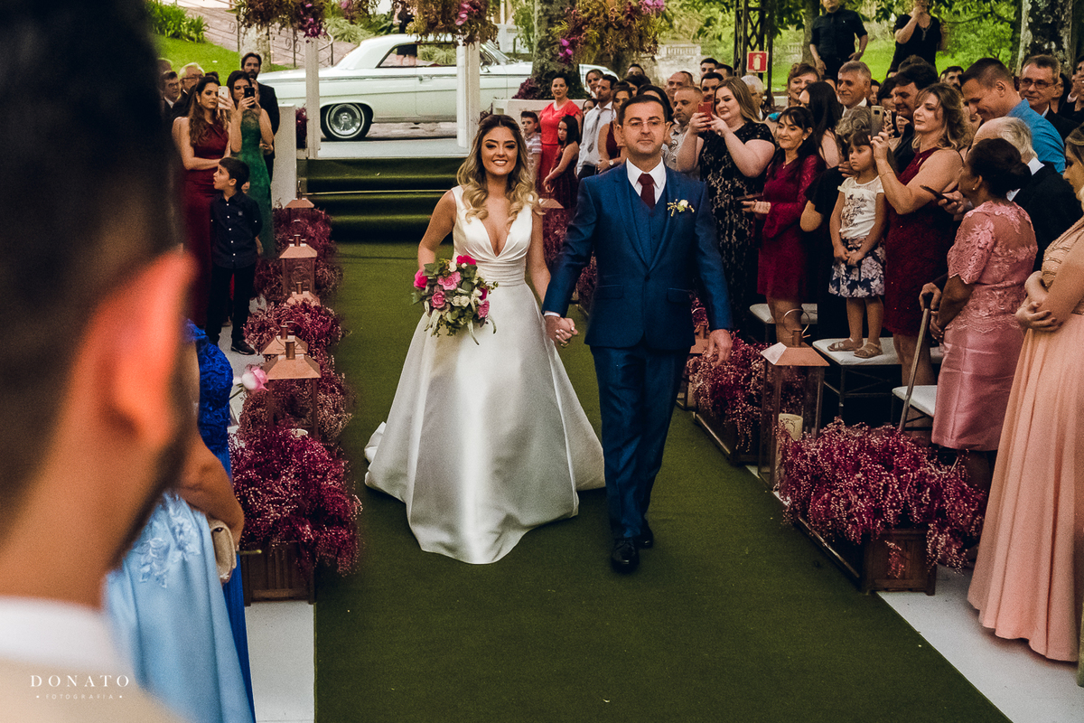 Entrada da noiva com seu pai na cerimonia da fazenda.