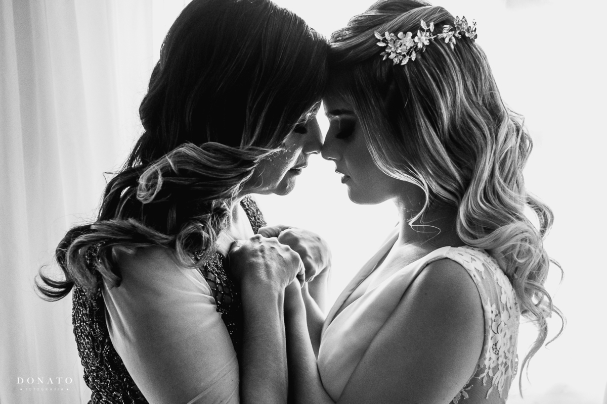 Mae e noiva se abraçam na fazenda 7 lagoas.