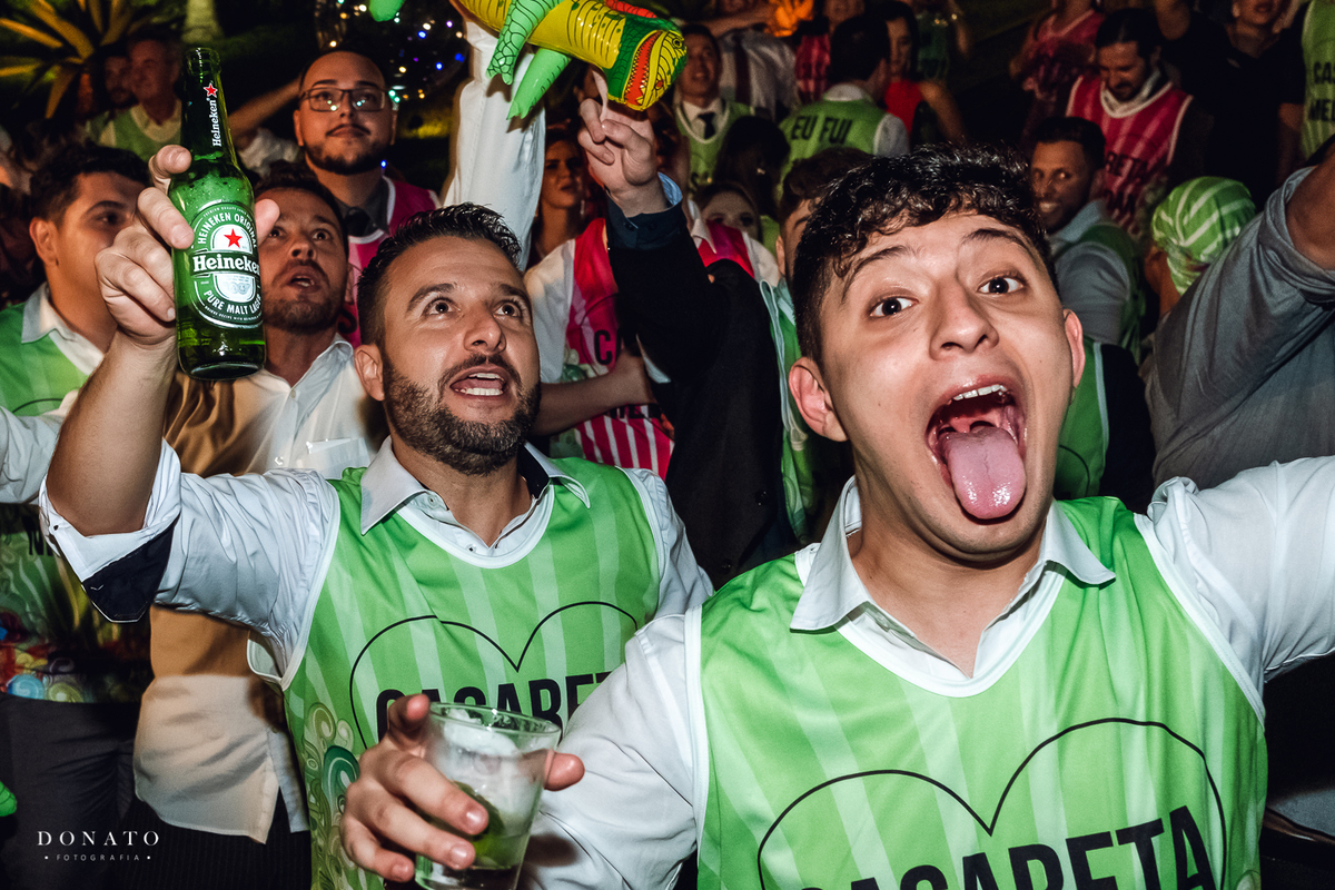 Galera dançando com o trio eletrico.