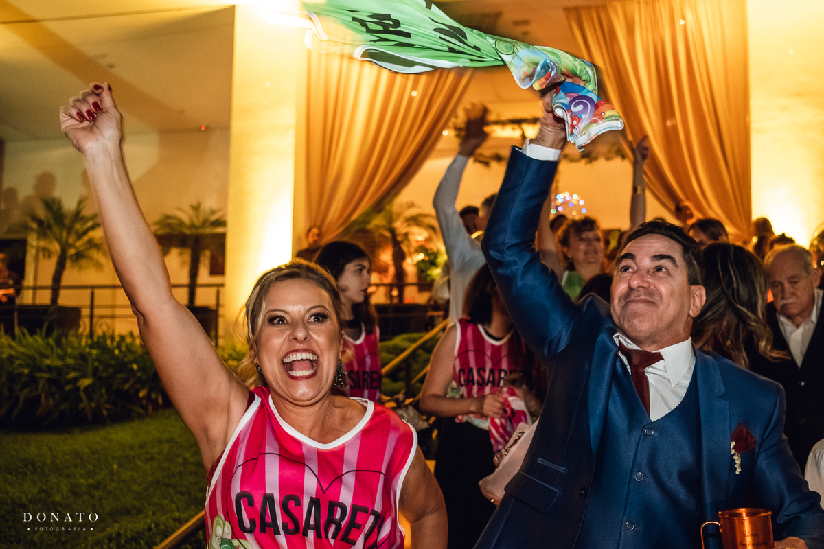 Pai dos noivos dançando com o trio eletrico.