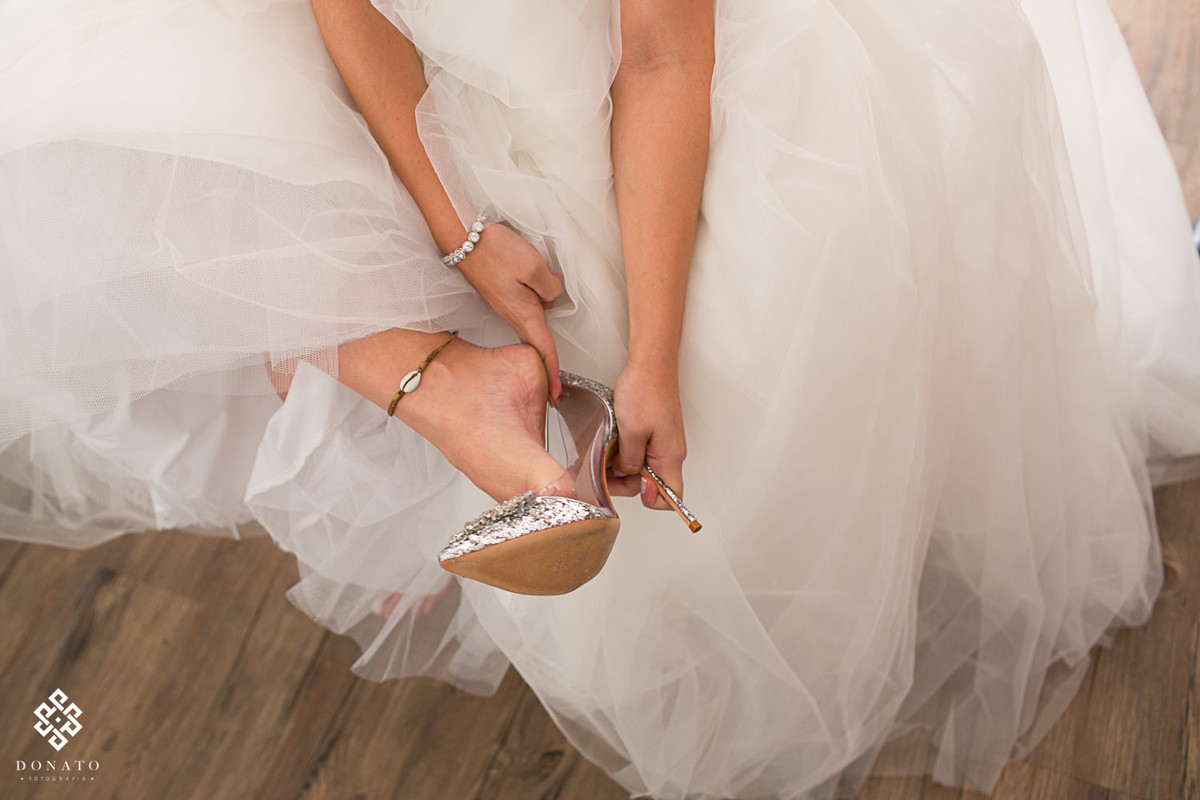 noiva coloca o sapatos pronta para ir para o altar.