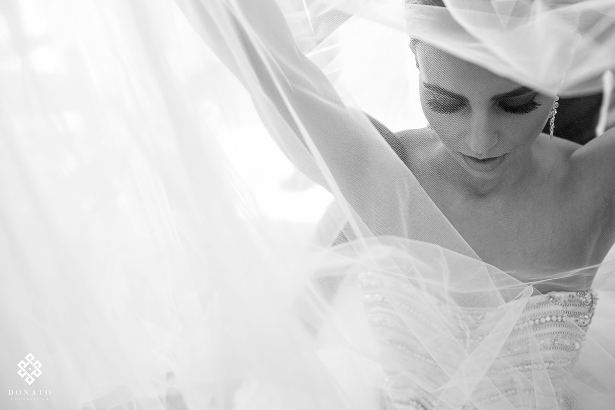 noiva coloca o véu.