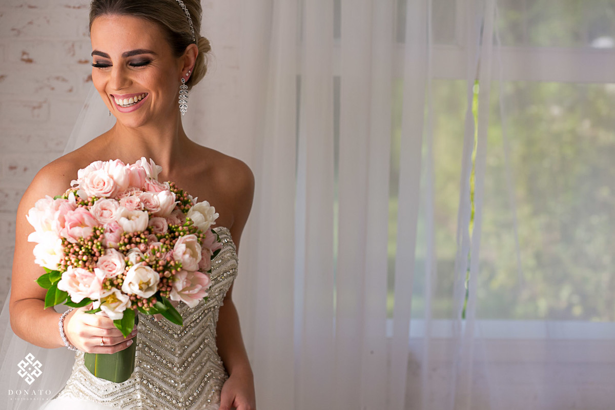 noiva com o buquet da tutti flora, faz um retrato antes de ir para a cerimonia.