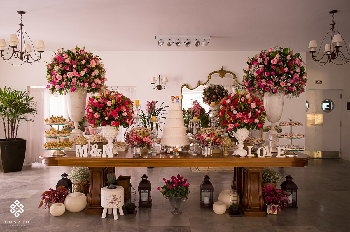 mesa do bolo decorada pela tutti flora.