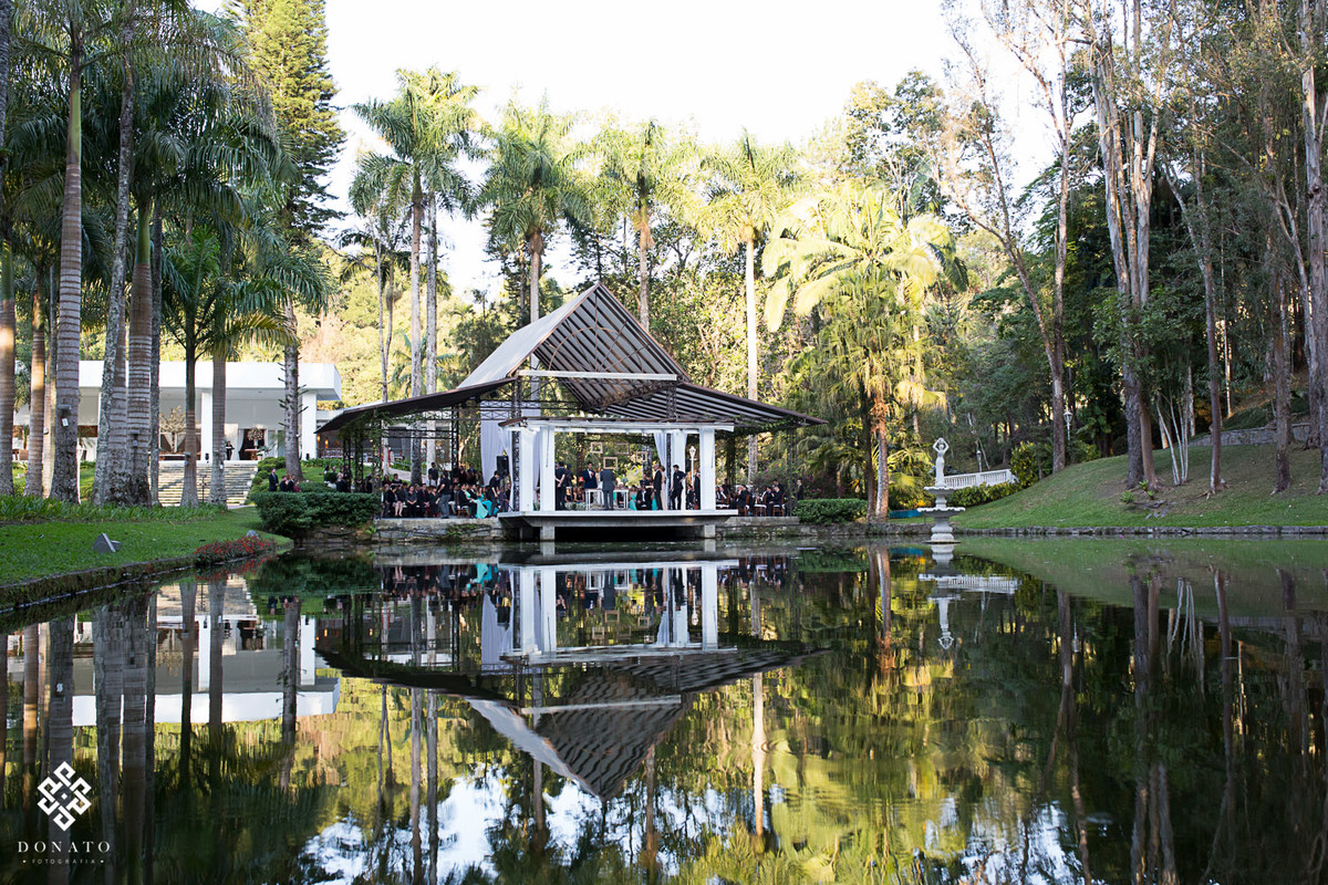 foto que mostra o local da cerimonia na fazenda 7 lagoas, ao fundo um lago e muito verde.