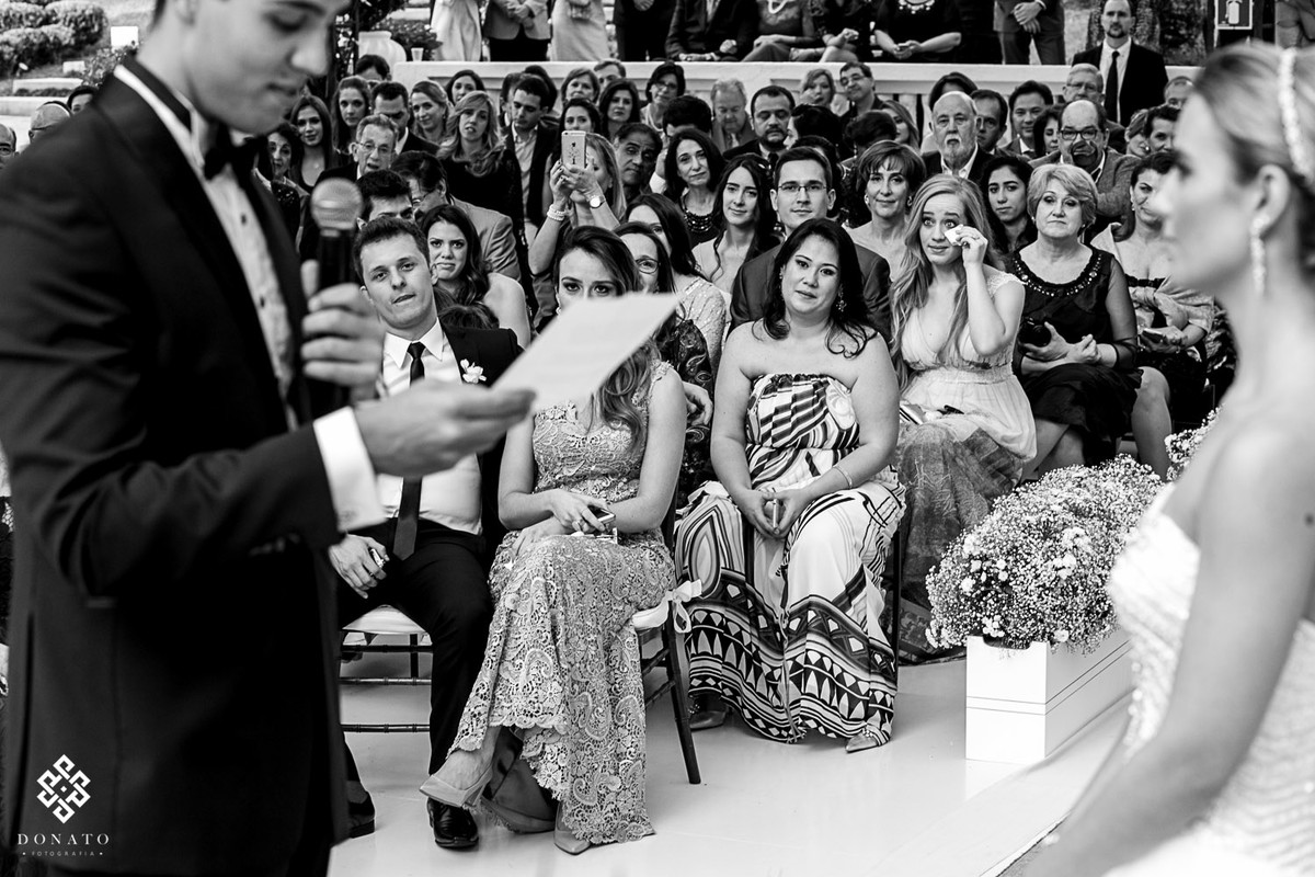 convidada ao fundo se emociona e chora.