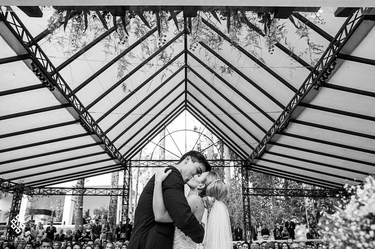 noivos se beijam, uma imagem bem centralizada e bonita.