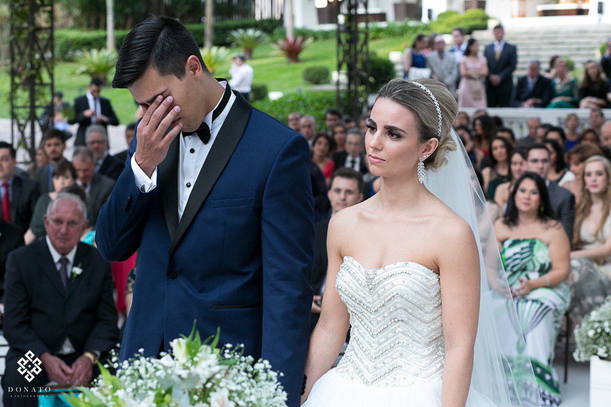 Noivo ainda emocionado chora e deixa todos com olhos cheio de lagrima.