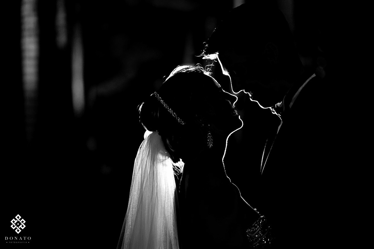 foto de silhueta de um quase beijo.