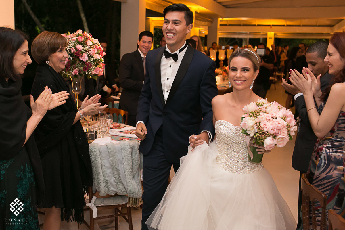 noivos entram no salão de festas, a esquerda esta a viviane  senna, toda sorridente ,