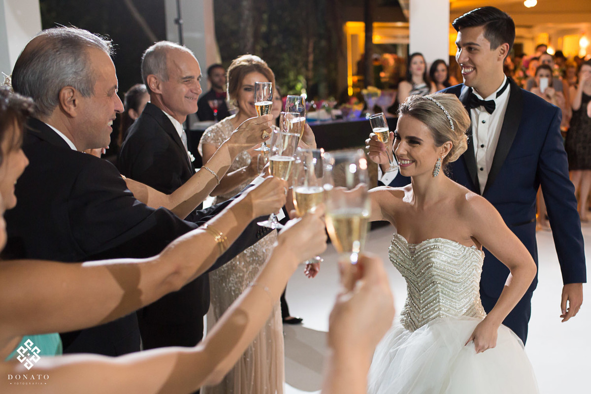 noivos brindam com os padrinhos, no salao de festas da fazenda 7 lagoas.