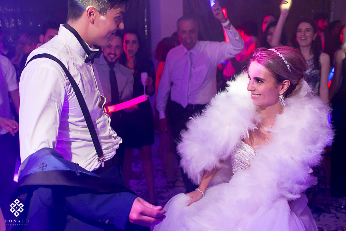 noivos dançam na pista de dança.
