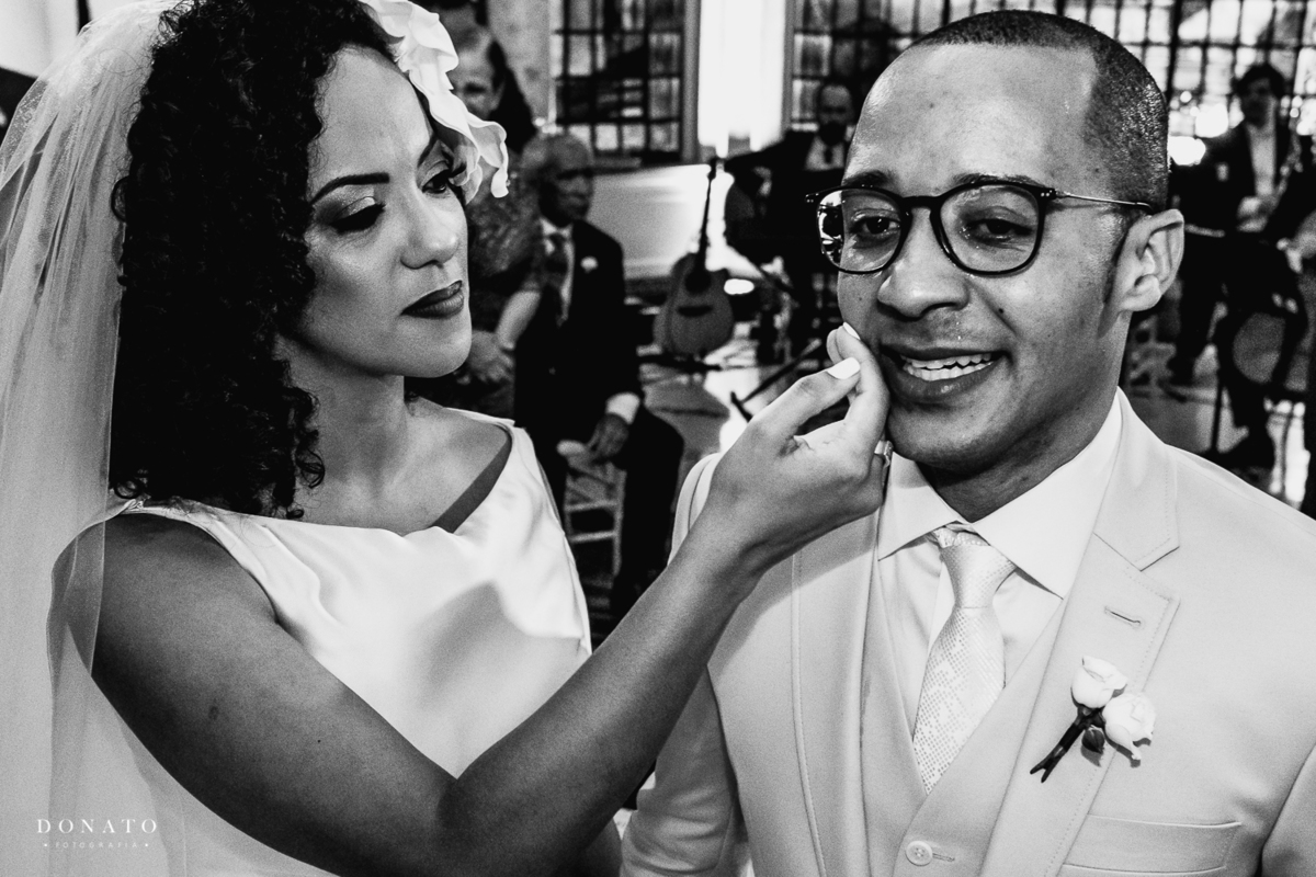 Noivo se emociona ao ver seu filho entrando.