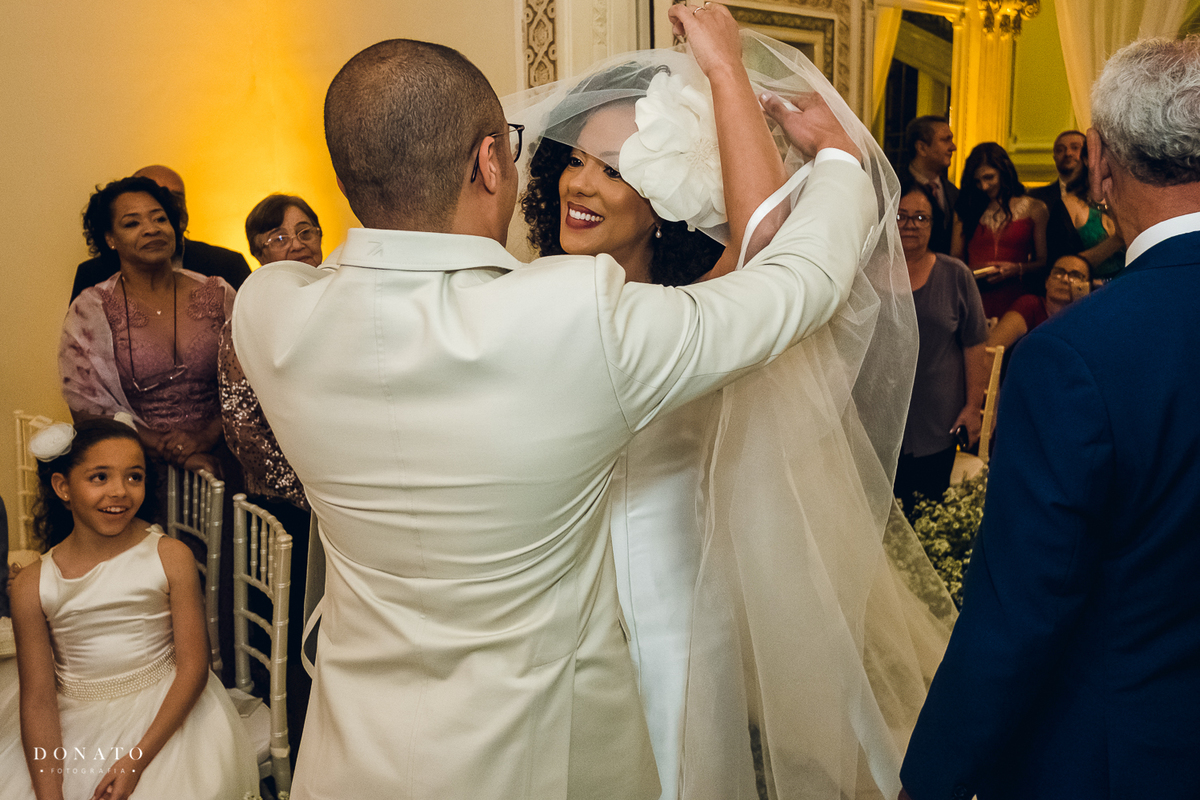 Noivo recebendo a noiva no casarão do palácio dos cedros.