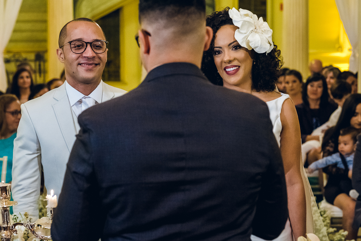Jovem celebrante fazendo sua celebração do casamento no palácio dos cedros.