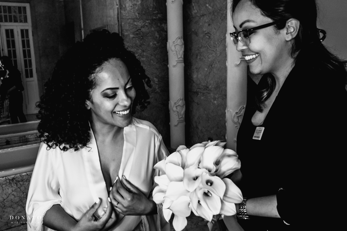 Noiva recebe o buquet da assessoria Ceci Marie.