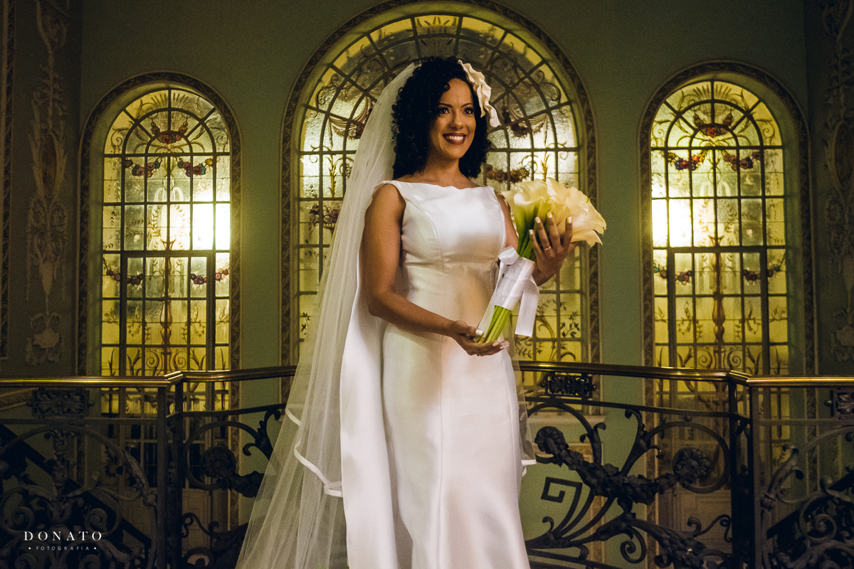 Retrato da noiva no palácio dos cedros com vitral ao fundo.