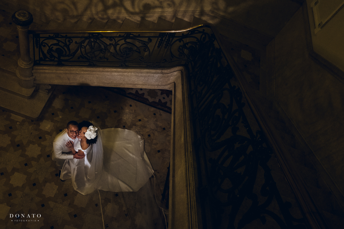 Dentro do palácio dos cedros com noivos dançando.