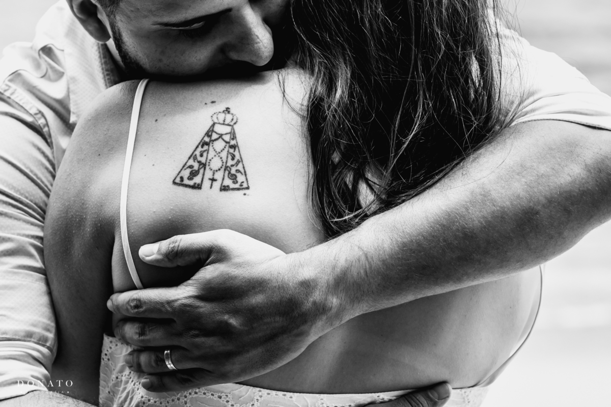 Fotos na praia em dia nublado, pre-wedding com chuva.