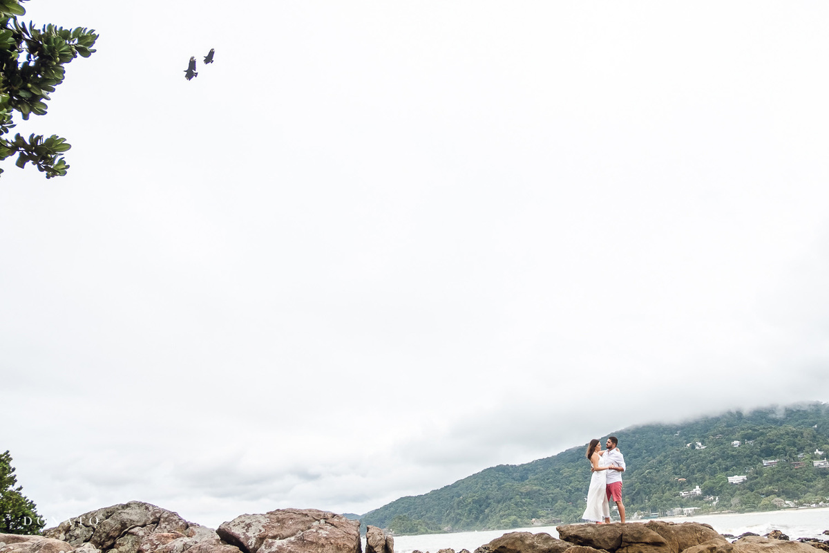 Fotos na praia em dia nublado, pre-wedding com chuva.