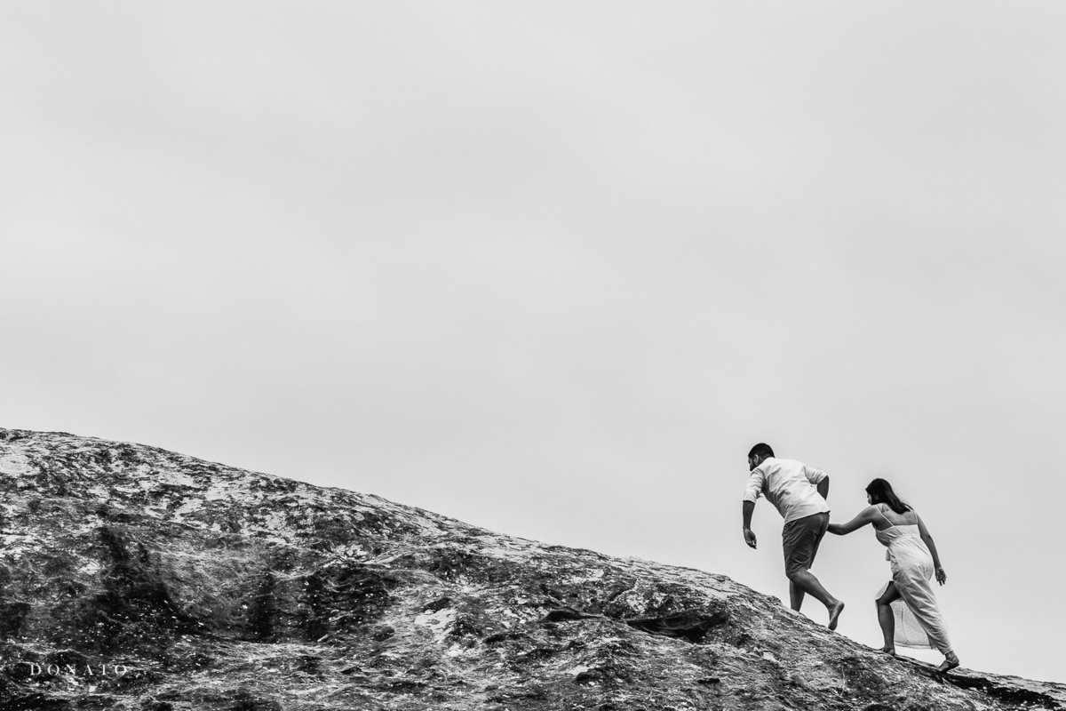 Fotos na praia em dia nublado, pre-wedding com chuva.