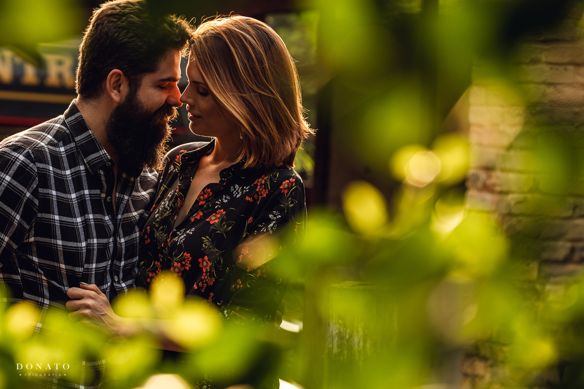 Foto dos casal nos trilhos da mooca-sp.