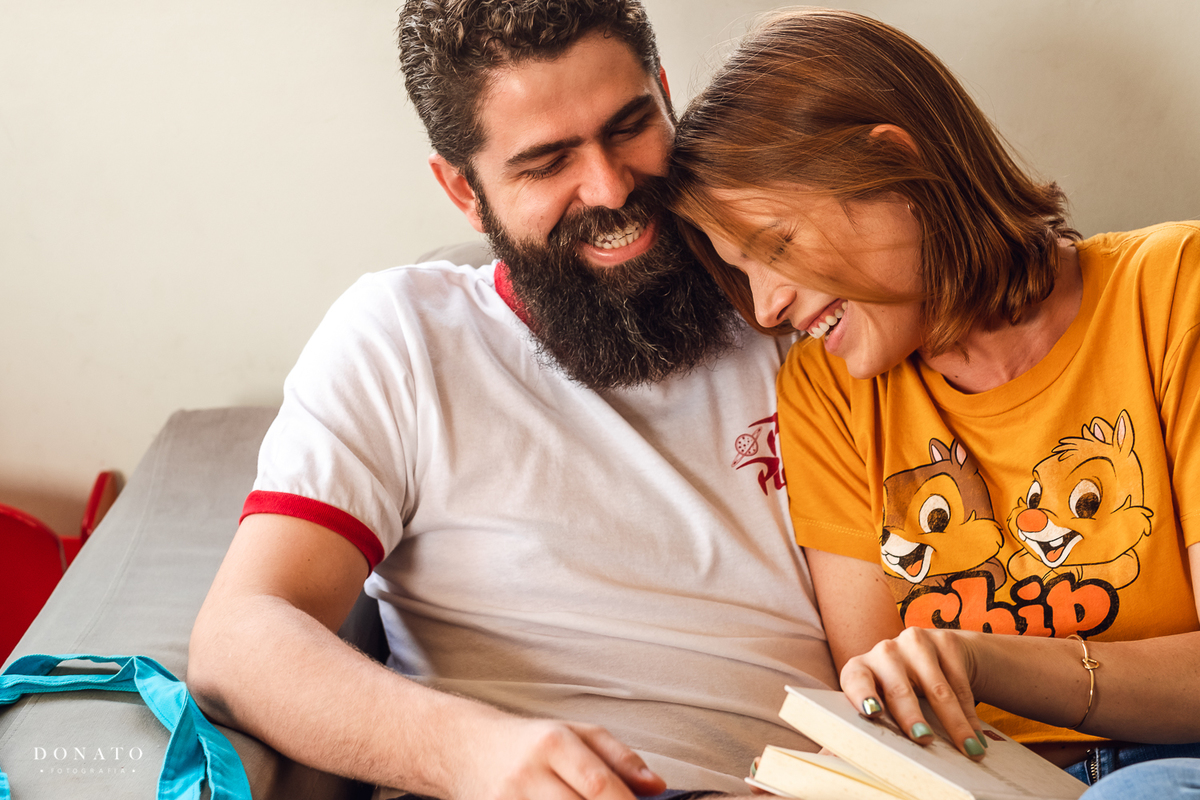 Casal nerd lindos, fotos dentro de casa, lendo um livro.