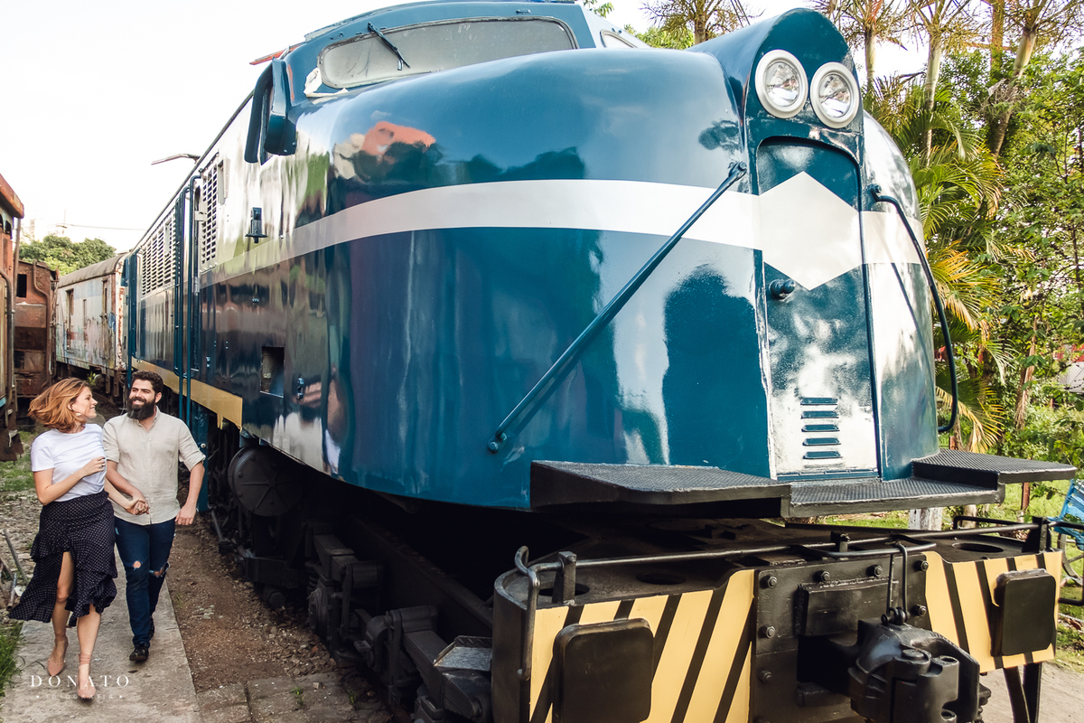 Foto dos casal nos trilhos da mooca-sp.