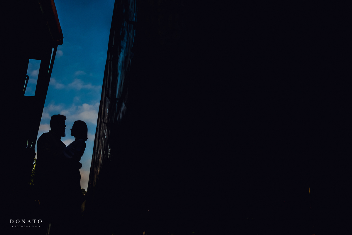 Foto dos casal nos trilhos da mooca-sp.