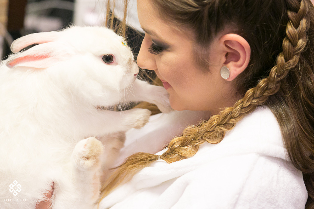 debutante com seu coelhino, se preparando para a festa