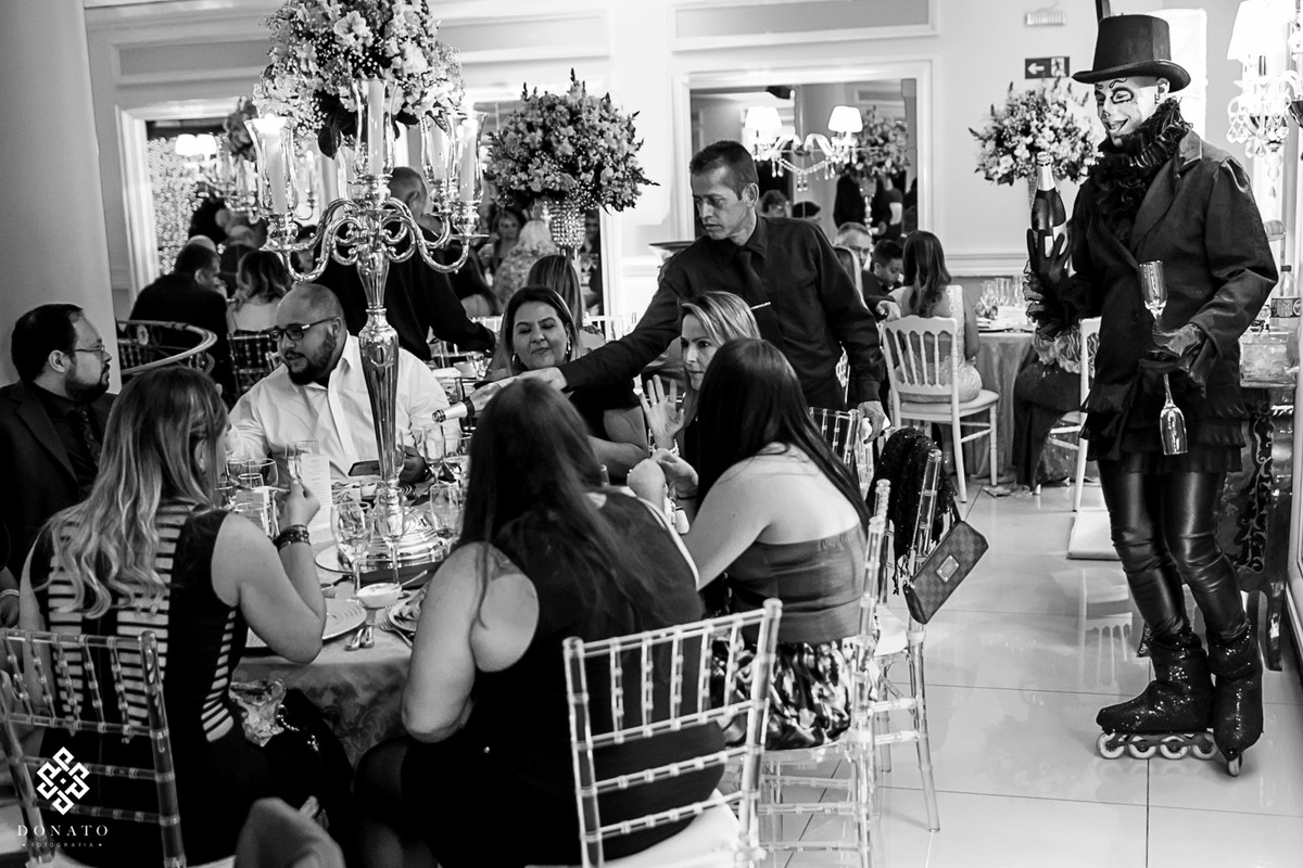 personagem mascarado serve chanpagne aos convidados de patins.