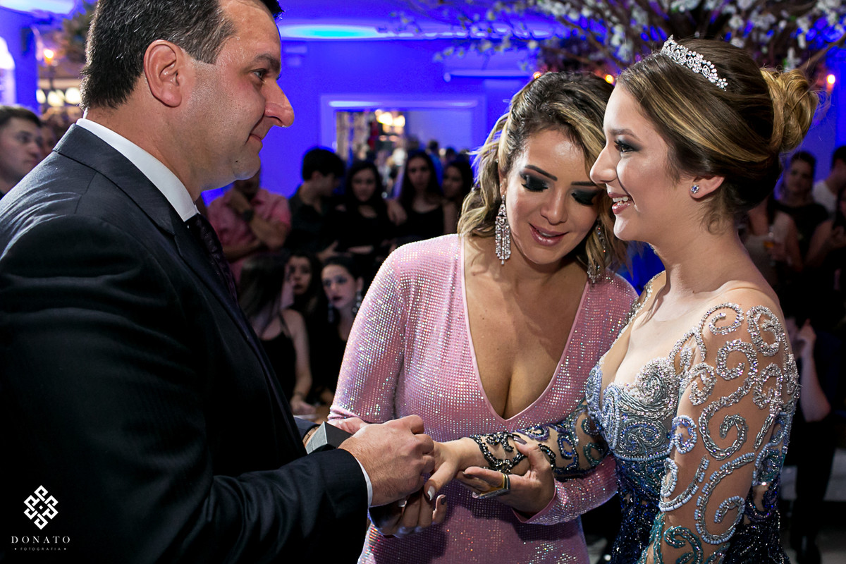 pai da um anel de presente a filha