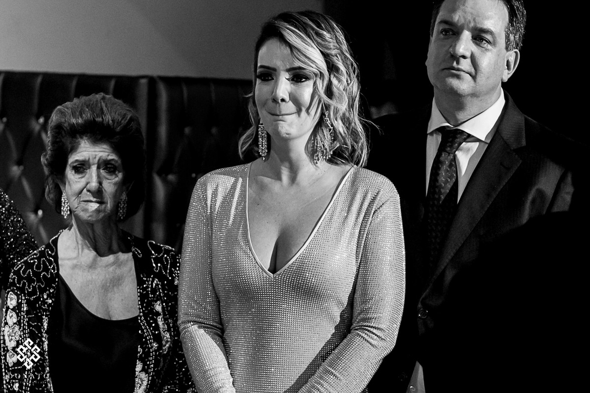 mae se emociona ao ver a filha.