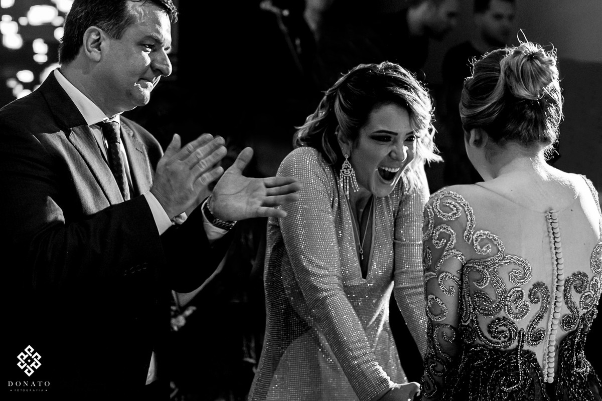 mae faz uma expressão linda de surpresa ao ver a filha maravilhosa.