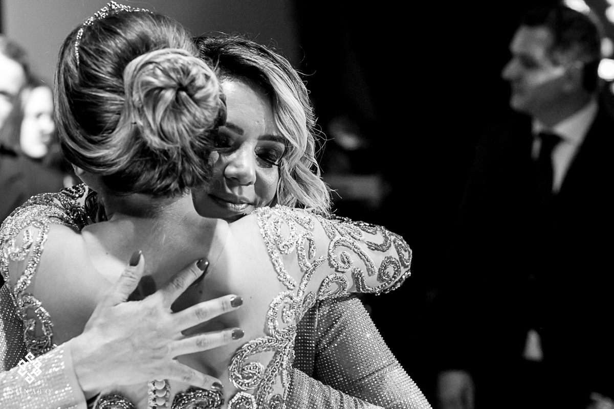 mae e filha se abraçam no seu aniversário de 15 anos.