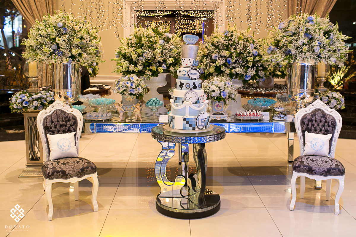 mesa de doces, com bolo tematico, alice no pais das maravilhas