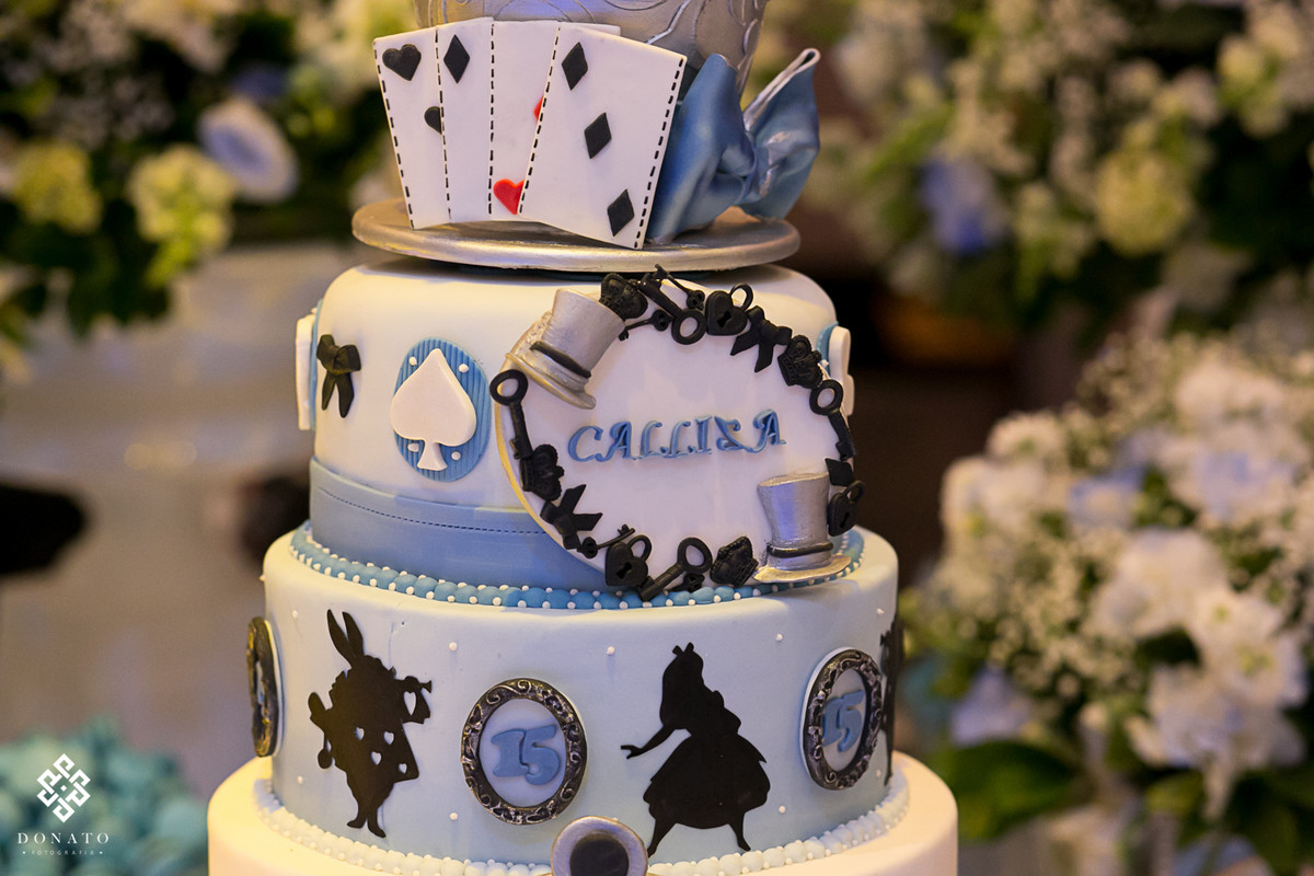 colo tematico, cheio de detalhes do tema alice no pais das maravilhas