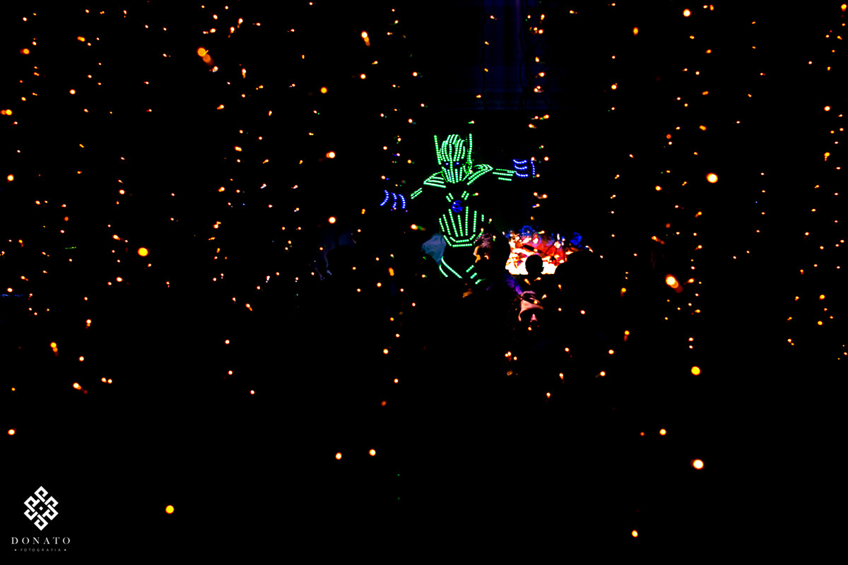 robozão agita a festa entre as luzes decorativas.