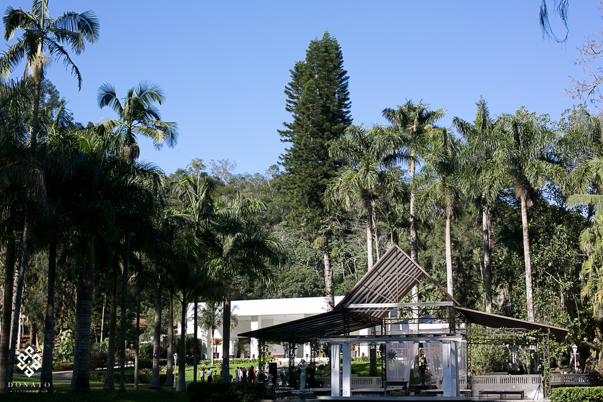 visão geral do local do casamento na fazenda 7 lagoas, em frente ao lago, lugar lindo e todo branco.
